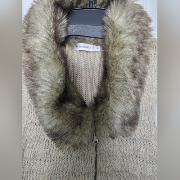 Women's Beige Sweater Vest with Faux Fur Collar - Picture 3 of 3
